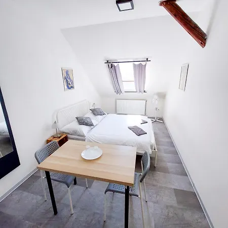 R2 Letna Rooftop Retreat Prague 民宿 *