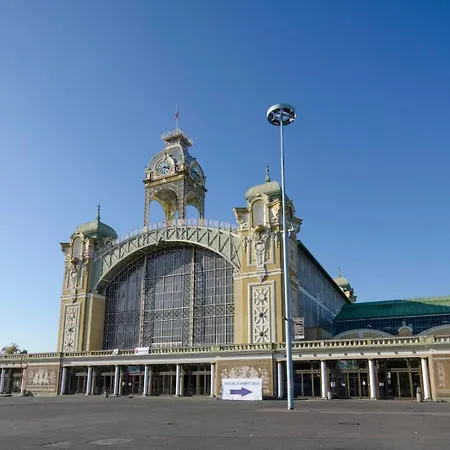 Rum i privatbostad R2 Letna Rooftop Retreat